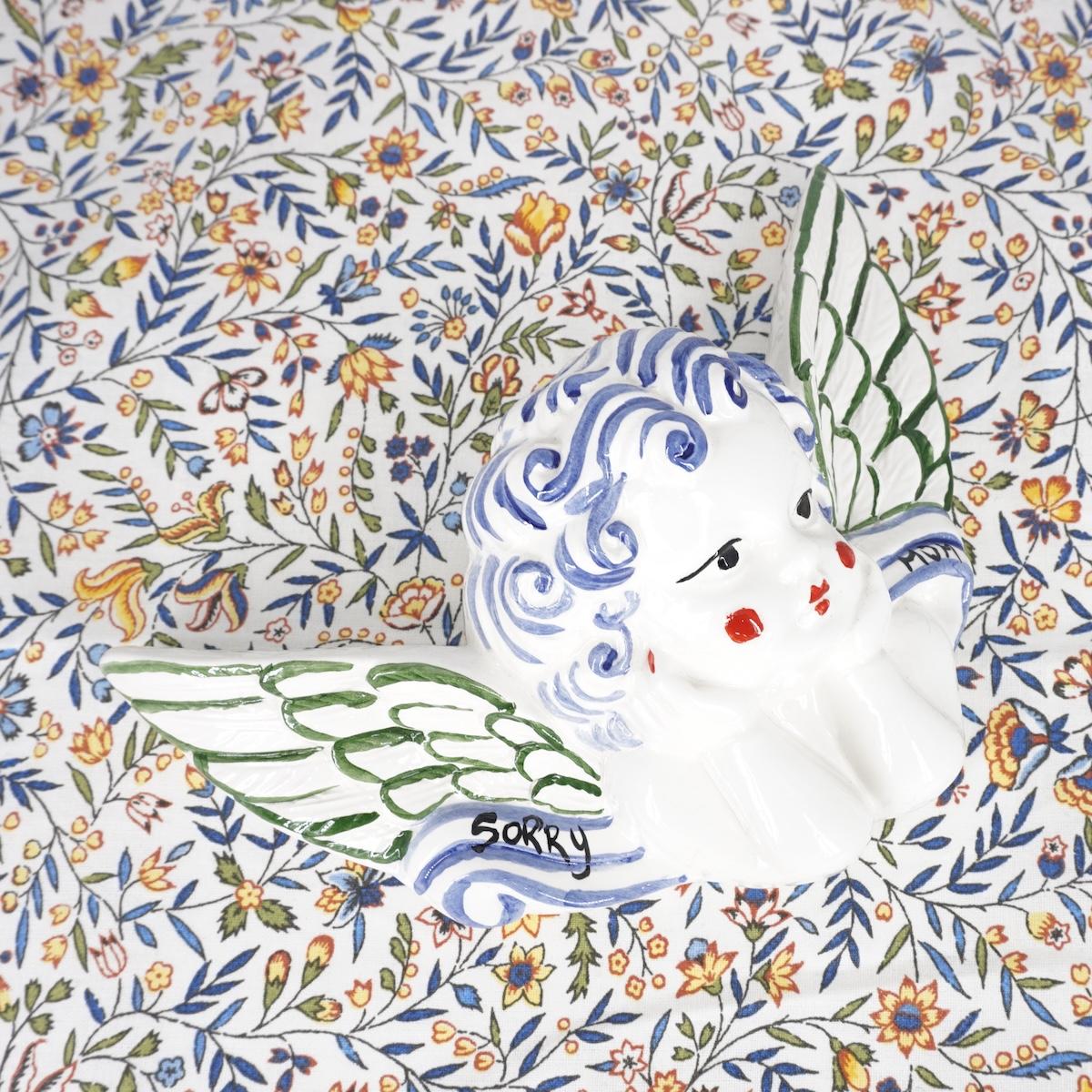 Angioletto linea SORRY MUM con ali verdi ANGELO LINEA CAPELLI BLU SORRY MUMALI VERDI ZENJI CERAMICS 