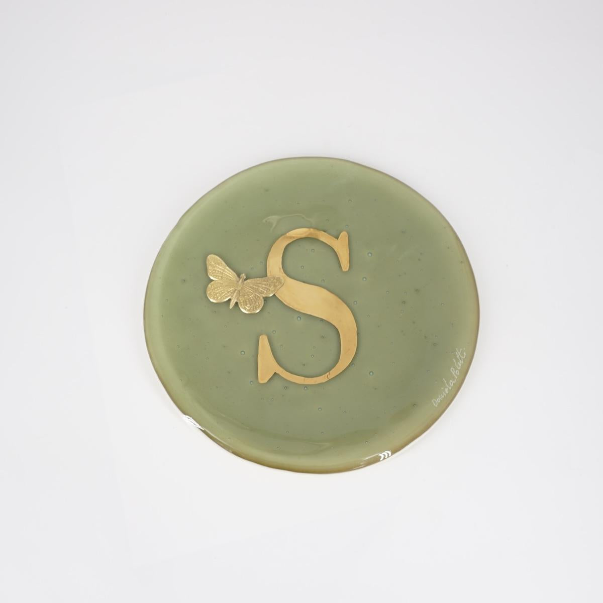 Piatto lettera e charm S SABBIA