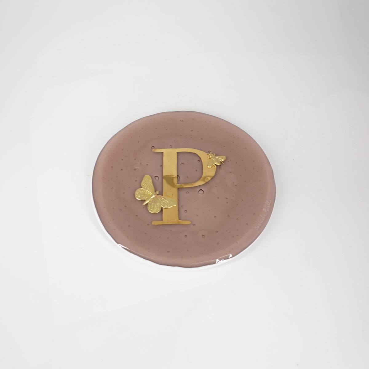 Piatto lettera e charm P ROSA