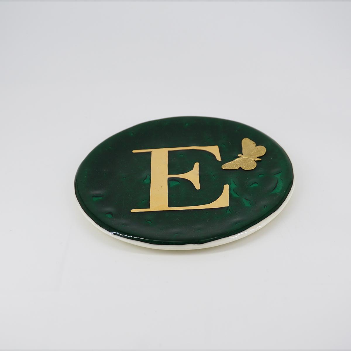 Piatto lettera e charm E GIADA