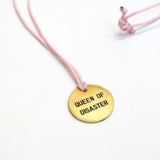 Collana medaglietta QUEEN OF DISASTER