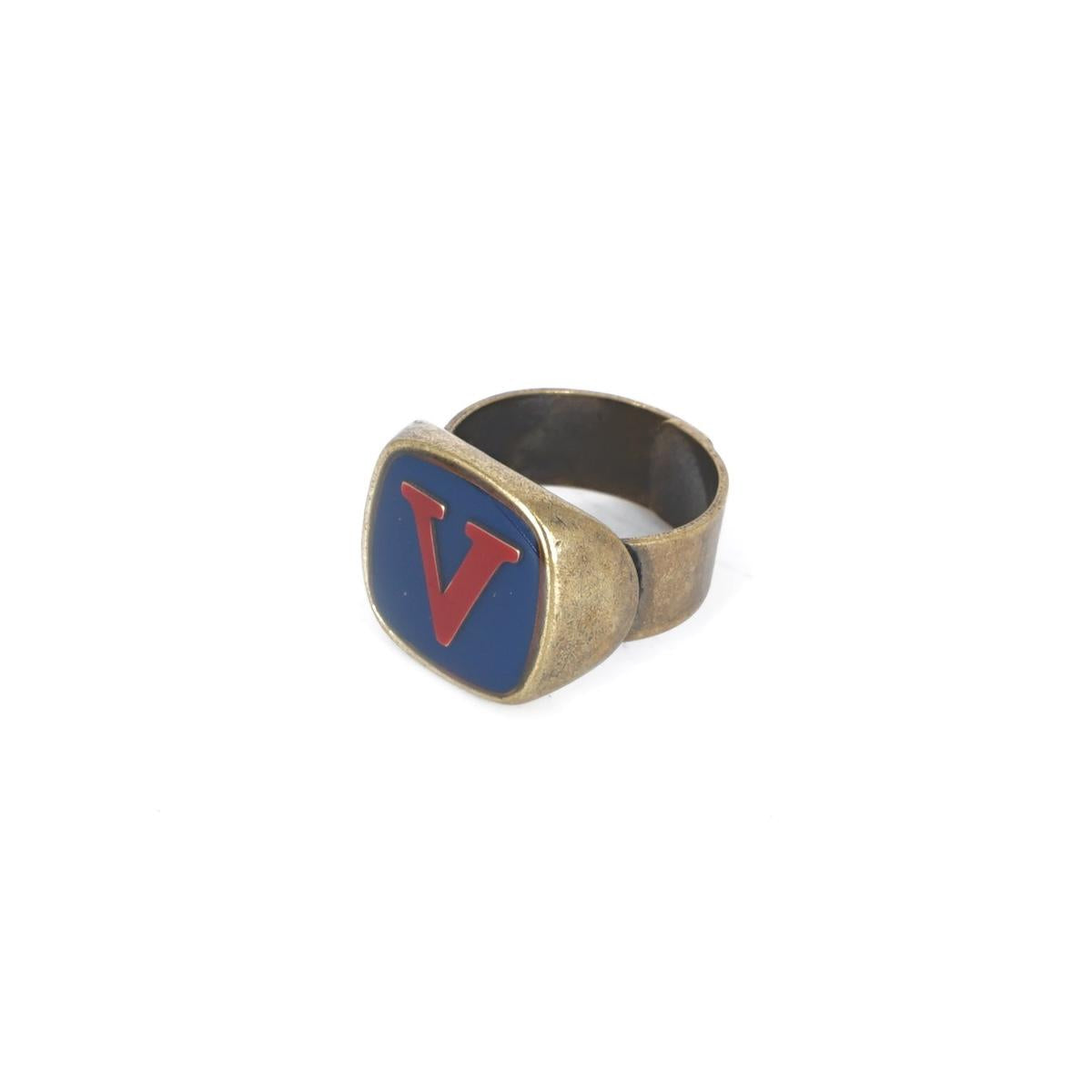 ANELLO LETTERA V BLU ANELLO LETTERA V BLU E ROSSO UNIQUE UNCONVENTIONAL DETAILS 
