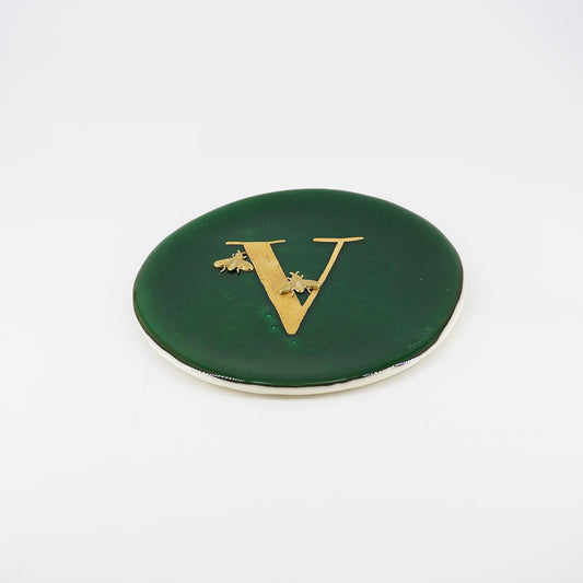 Piatto lettera e charm V GIADA