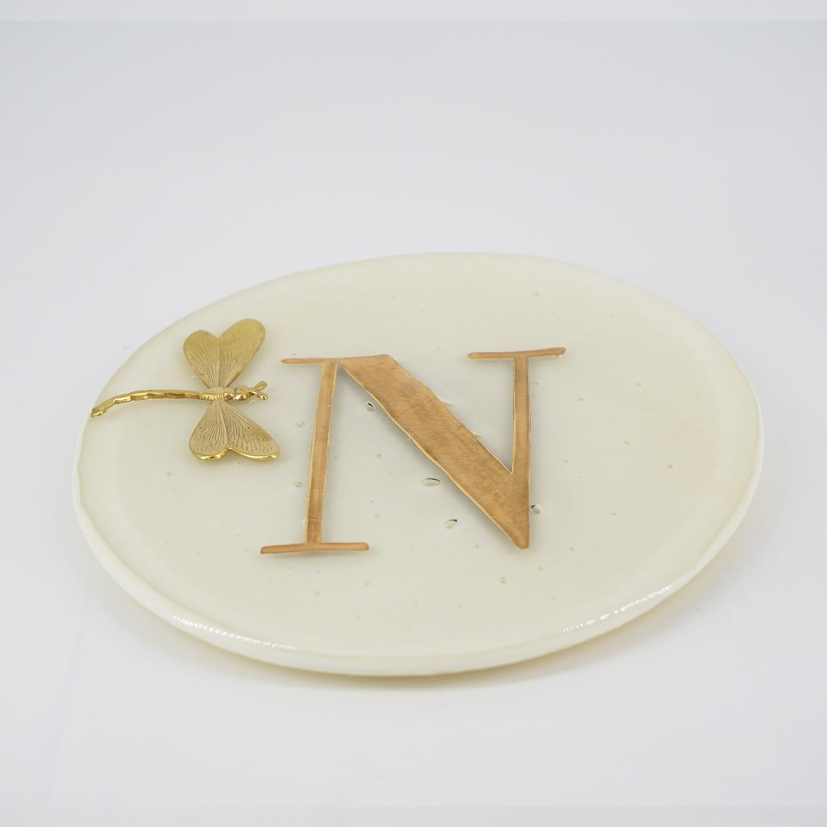 Piatto lettera e charm N AVORIO