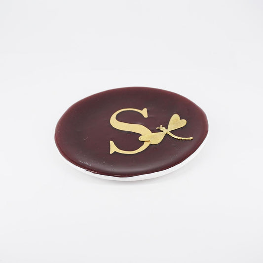 Piatto lettera e charm S PRUGNA