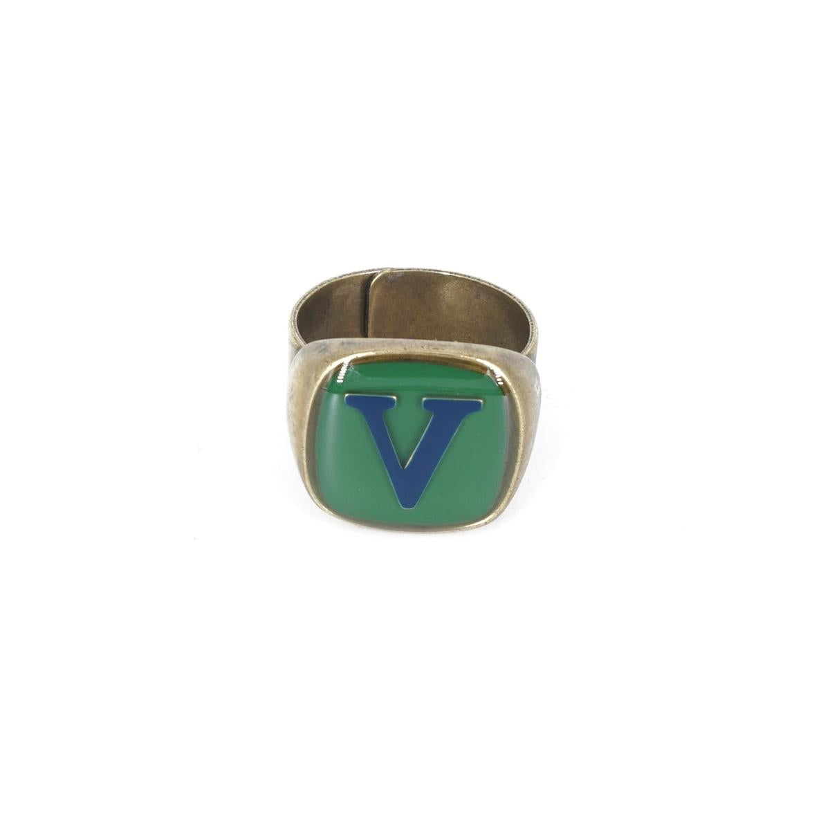 ANELLO LETTERA V VERDE ANELLO LETTERA V VERDE E BLU UNIQUE UNCONVENTIONAL DETAILS 