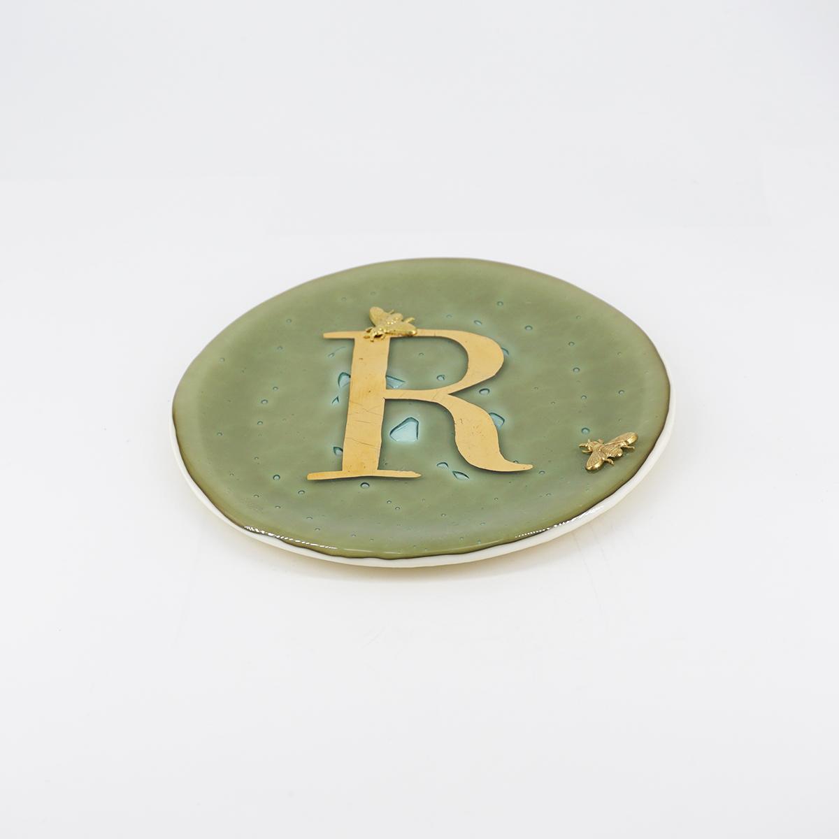 Piatto lettera e charm R SABBIA