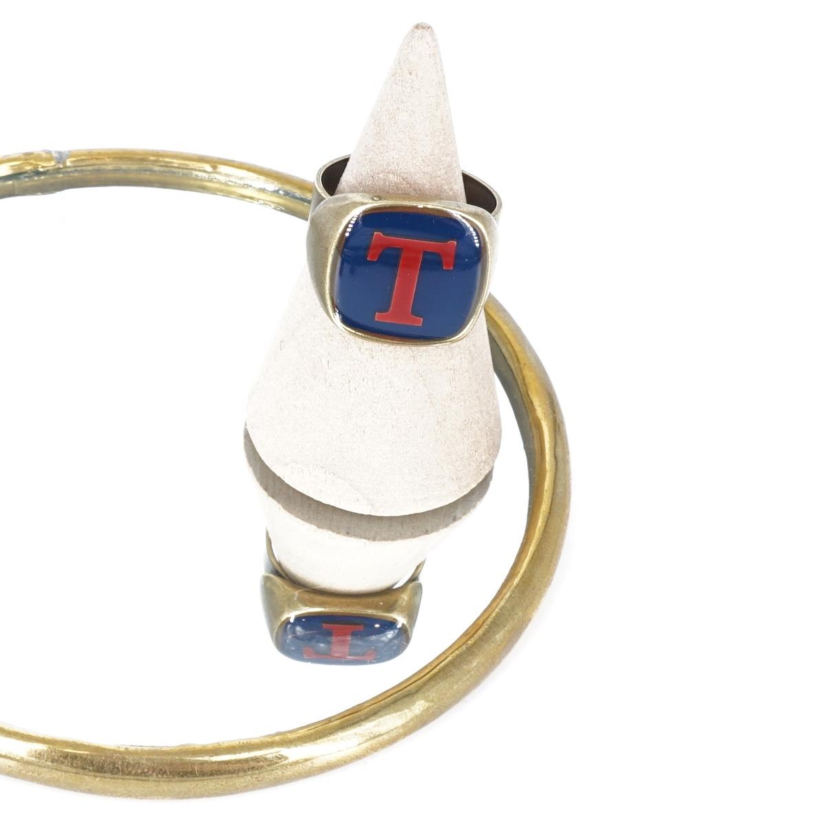 ANELLO LETTERA T BLU ANELLO LETTERA T BLU E BORDEAUX UNIQUE UNCONVENTIONAL DETAILS 