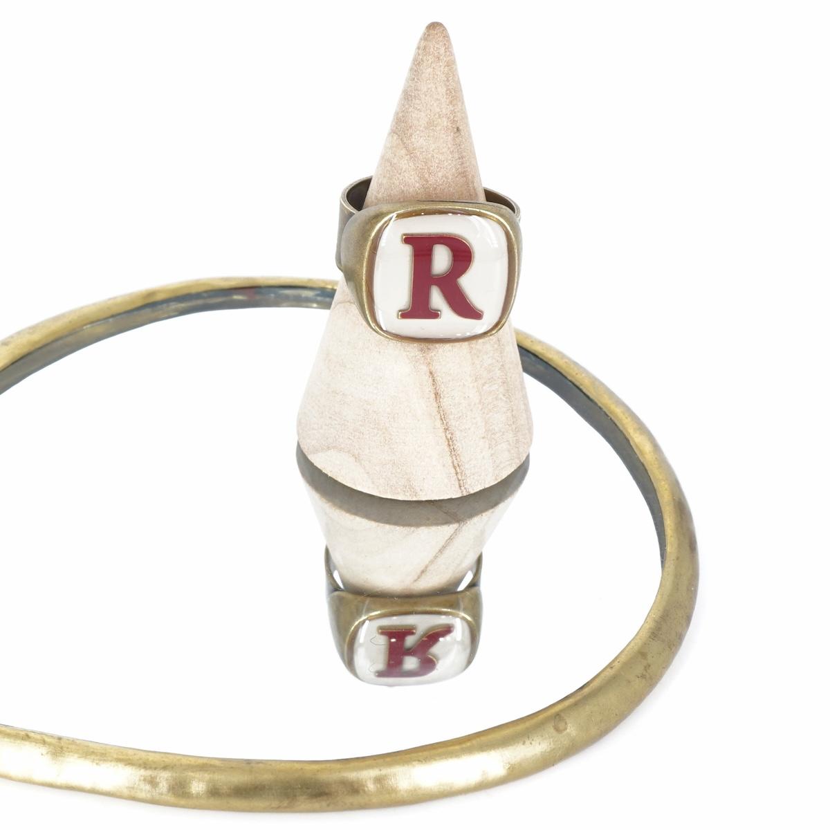 ANELLO LETTERA R AVORIO ANELLO LETTERA R AVORIO E BORDEAUX UNIQUE UNCONVENTIONAL DETAILS 