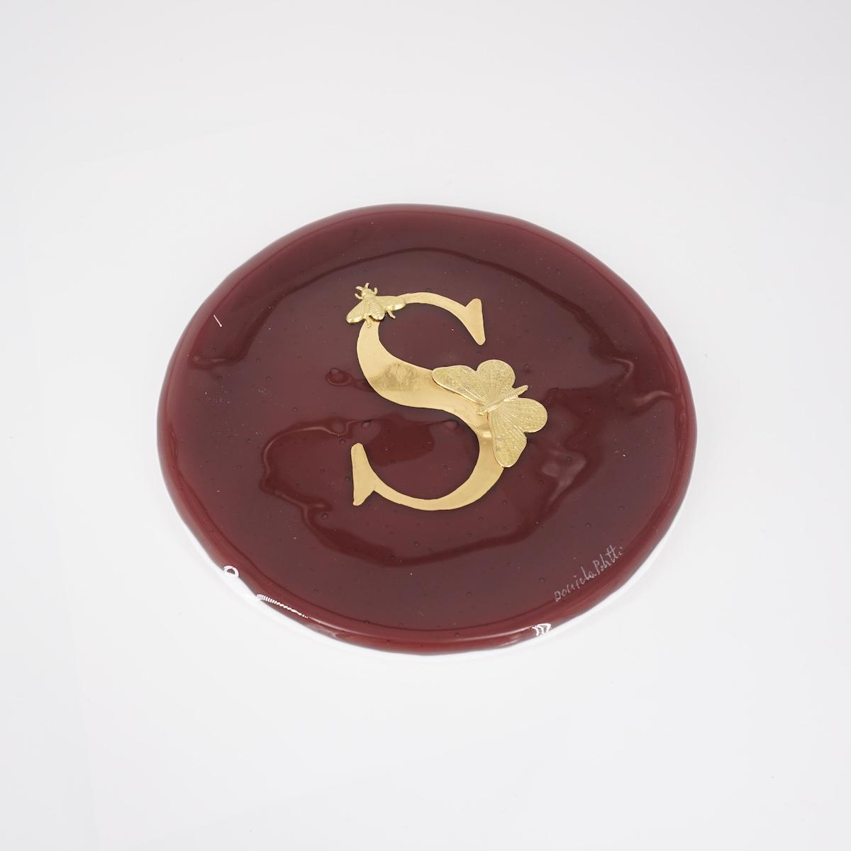 Piatto lettera e charm S PRUGNA PIATTO LETTERA+CHARM S PRUGNA VETRO FUSO 