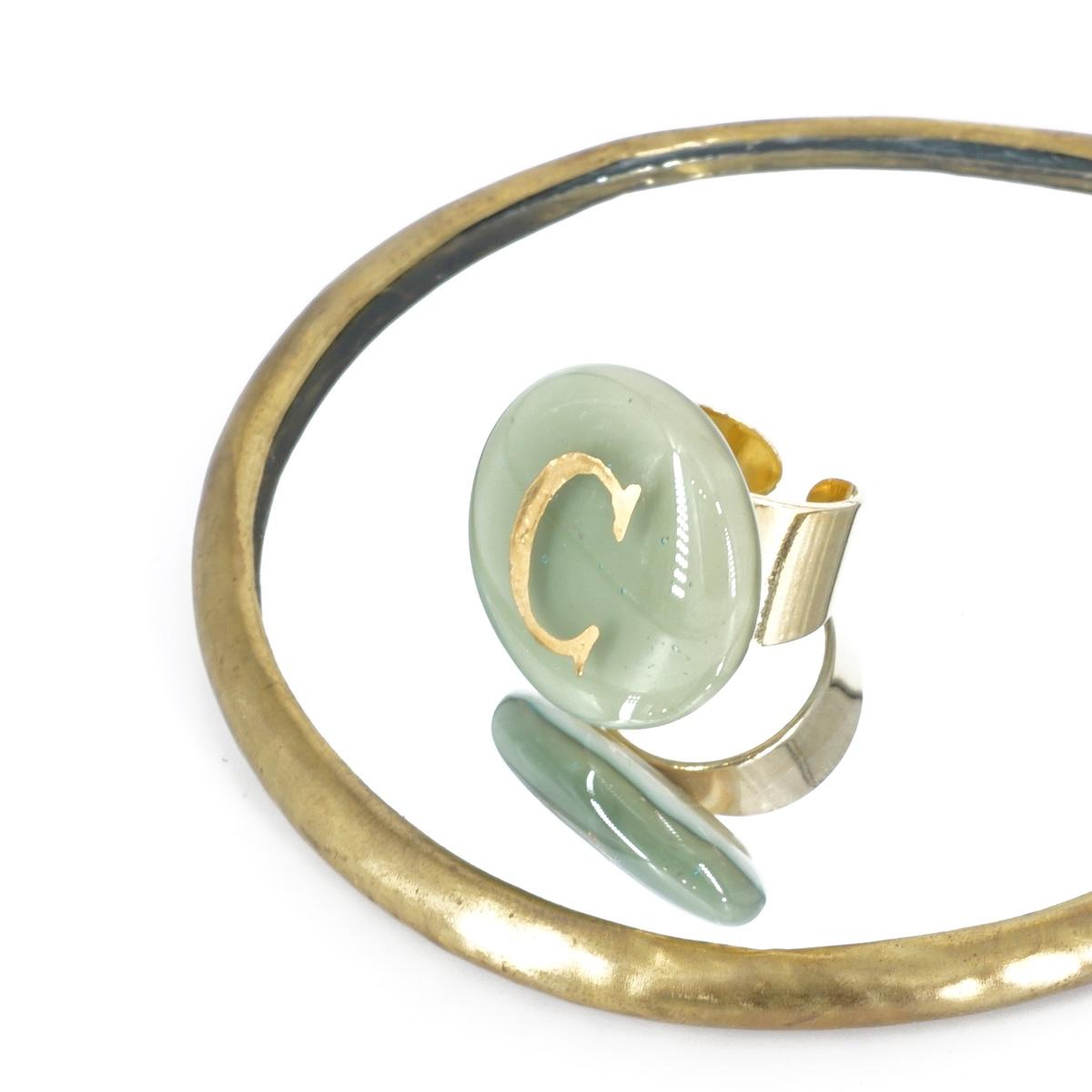 Anello lettera C sabbia chiaro ANELLO LETTERA C SABBIA CHIARO VETRO FUSO 