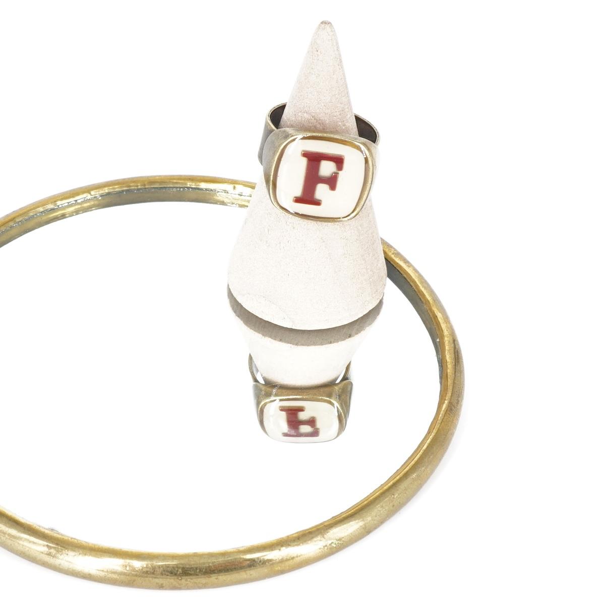 ANELLO LETTERA F AVORIO ANELLO LETTERA F AVORIO E BORDEAUX UNIQUE UNCONVENTIONAL DETAILS 