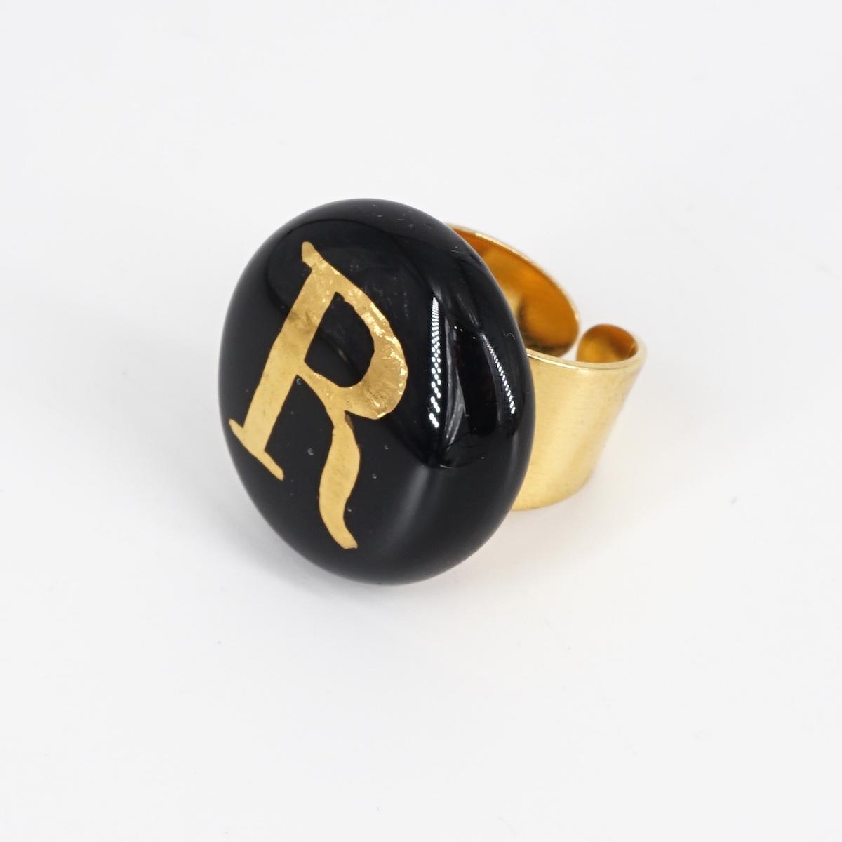 Anello lettera R nero