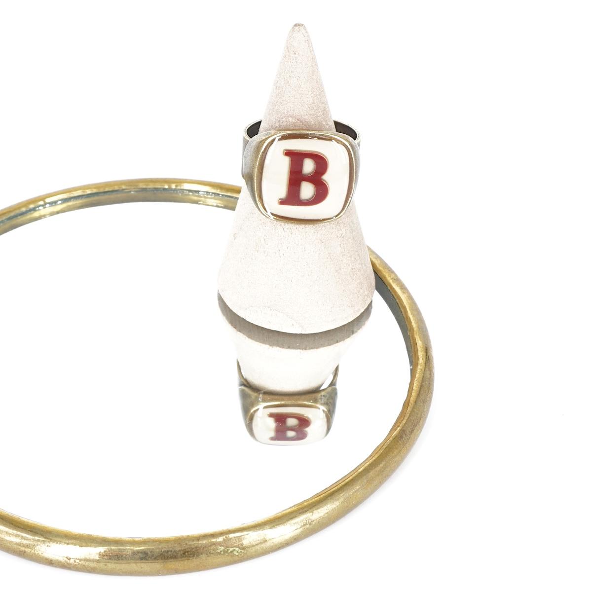 ANELLO LETTERA B AVORIO ANELLO LETTERA B AVORIO E BORDEAUX UNIQUE UNCONVENTIONAL DETAILS 