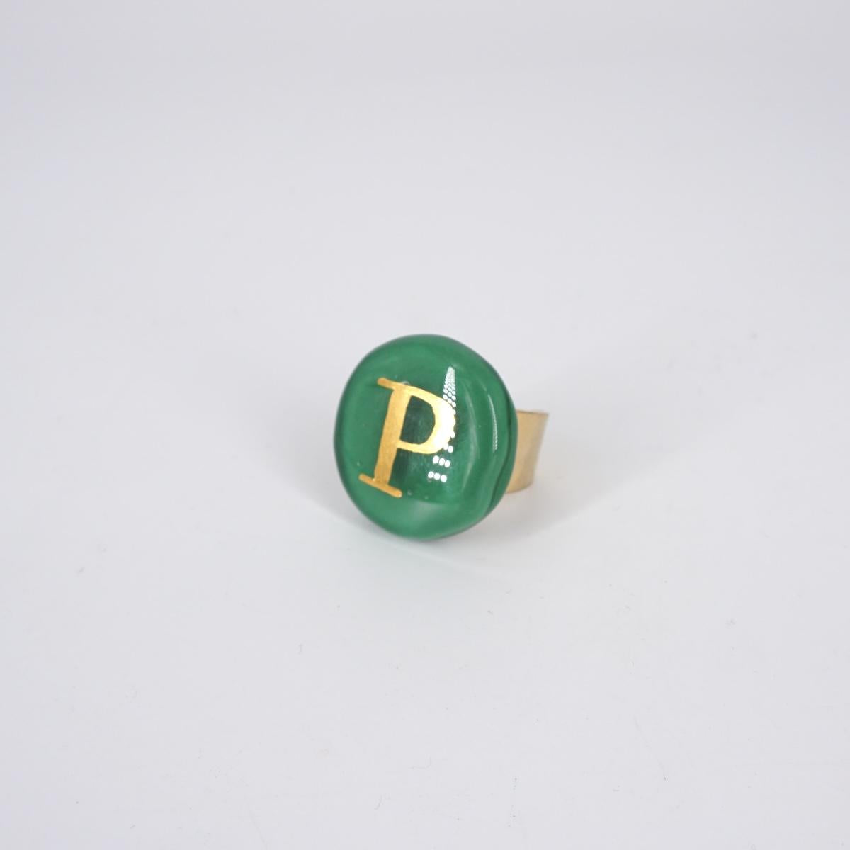 VETRO FUSO ANELLO LETTERAP GIADA CHIARO
