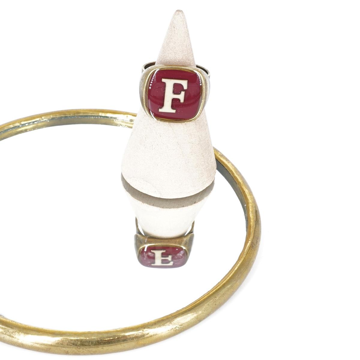 ANELLO LETTERA F BORDEAUX ANELLO LETTERA F BORDEAUX E AVORIO UNIQUE UNCONVENTIONAL DETAILS 