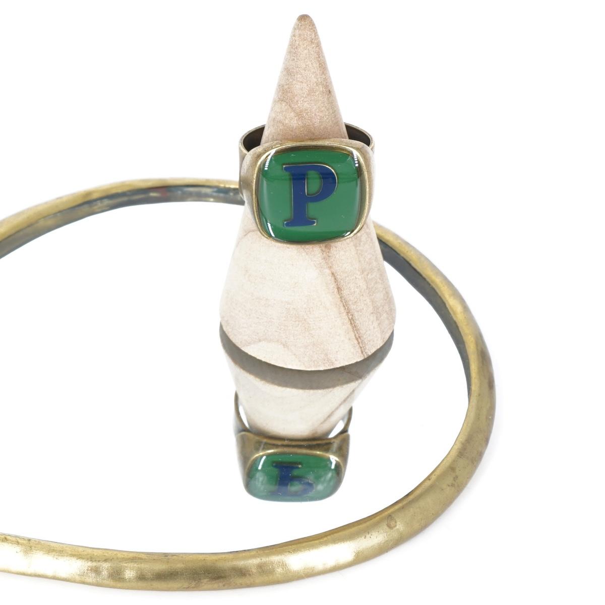 ANELLO LETTERA P VERDE ANELLO LETTERA P VERDE E BLU UNIQUE UNCONVENTIONAL DETAILS 