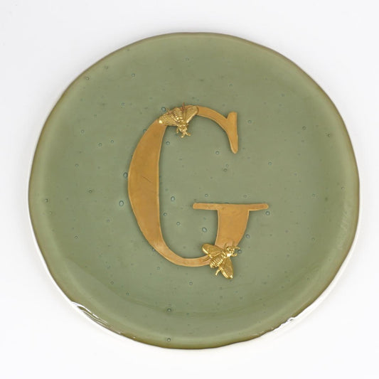 Piatto lettera e charm G SABBIA