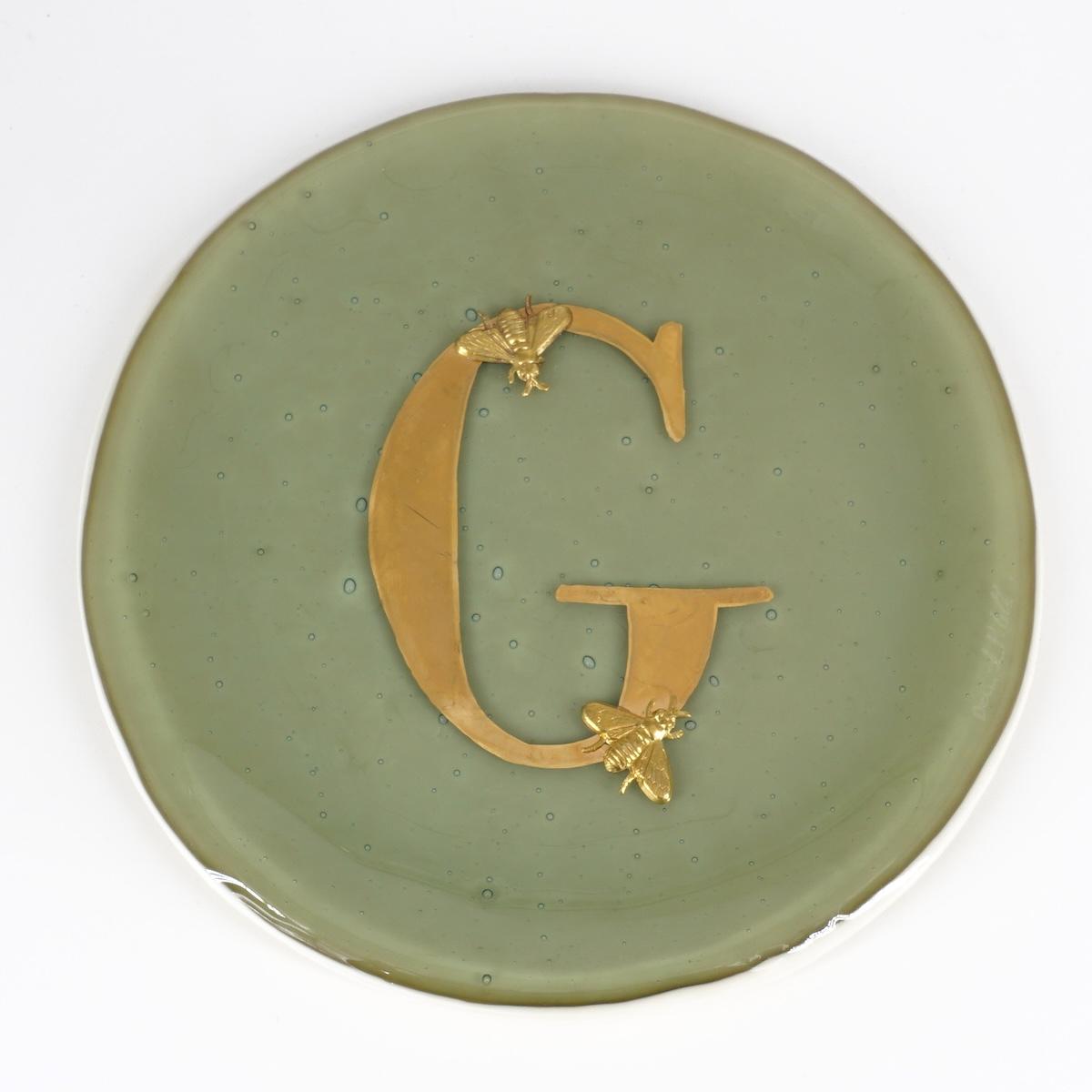 Piatto lettera e charm G SABBIA