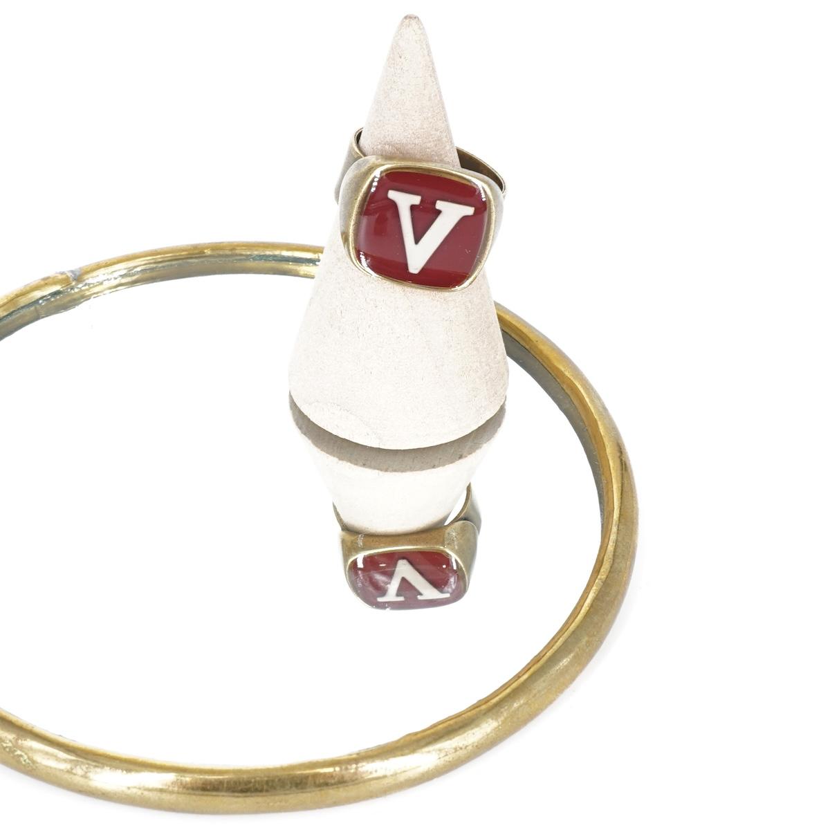 ANELLO LETTERA V BORDEAUX ANELLO LETTERA V BORDEAUX E AVORIO UNIQUE UNCONVENTIONAL DETAILS 