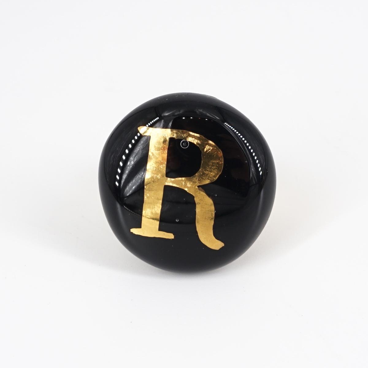 Anello lettera R nero