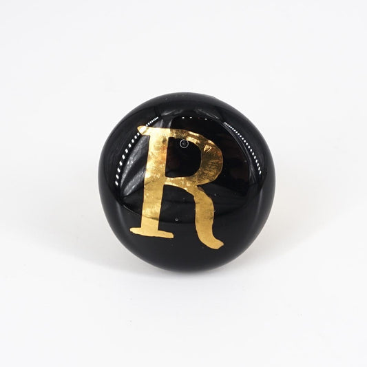 Anello lettera R nero