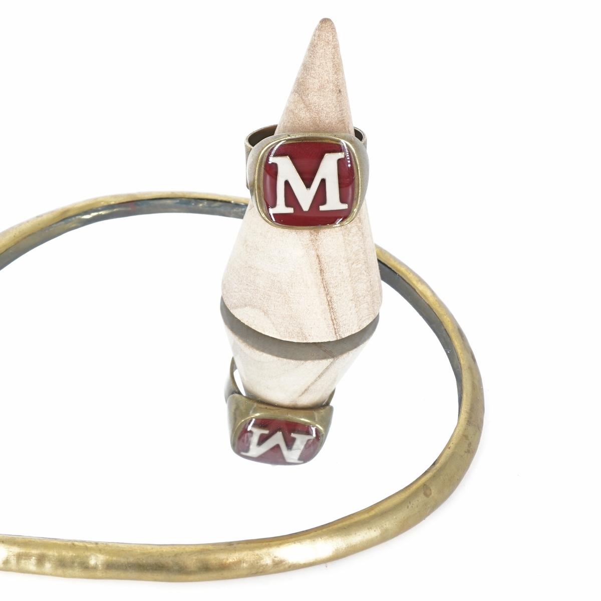 ANELLO LETTERA M BORDEAUX ANELLO LETTERA M BORDEAUX E AVORIO UNIQUE UNCONVENTIONAL DETAILS 