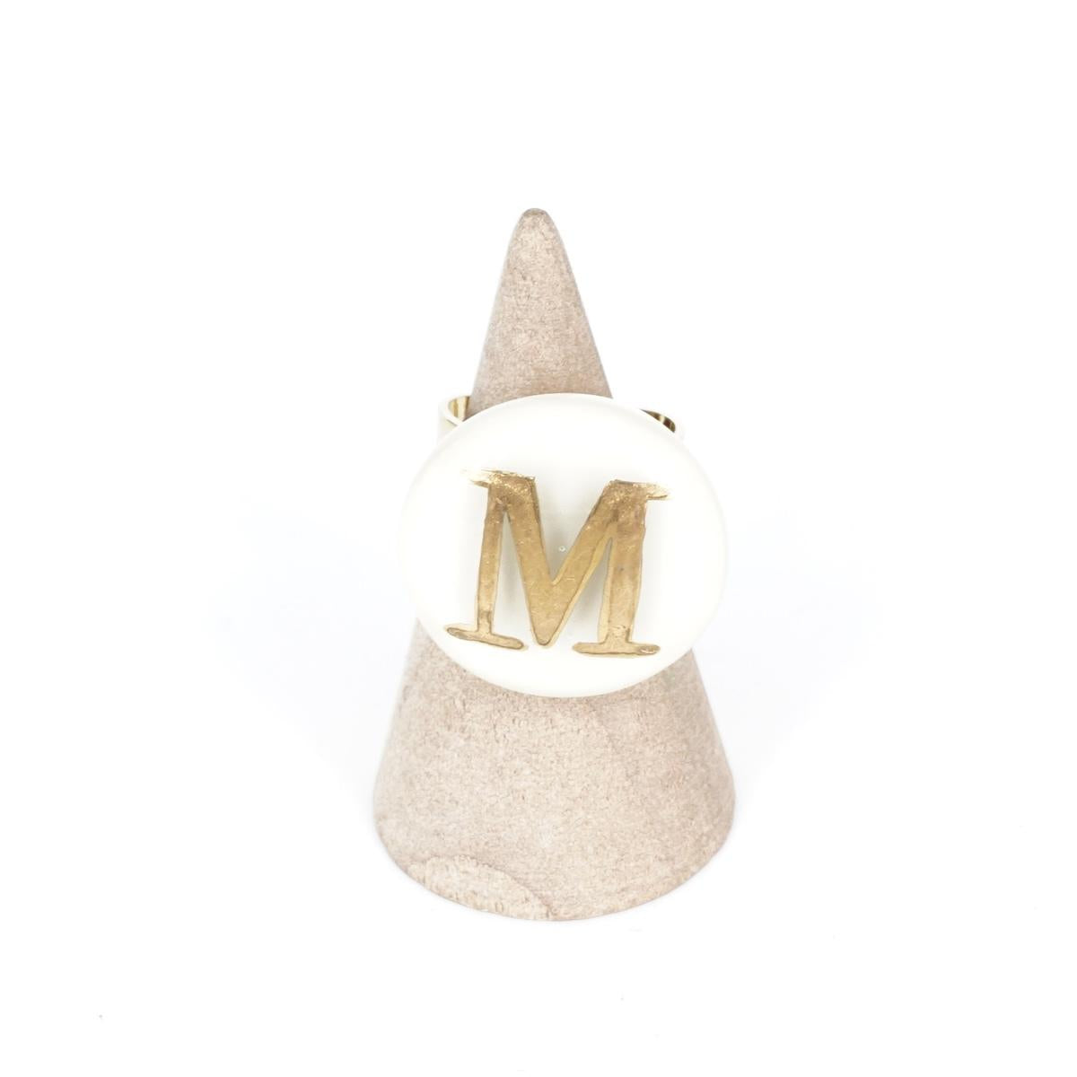 Anello lettera M avorio ANELLO LETTERA M AVORIO VETRO FUSO 