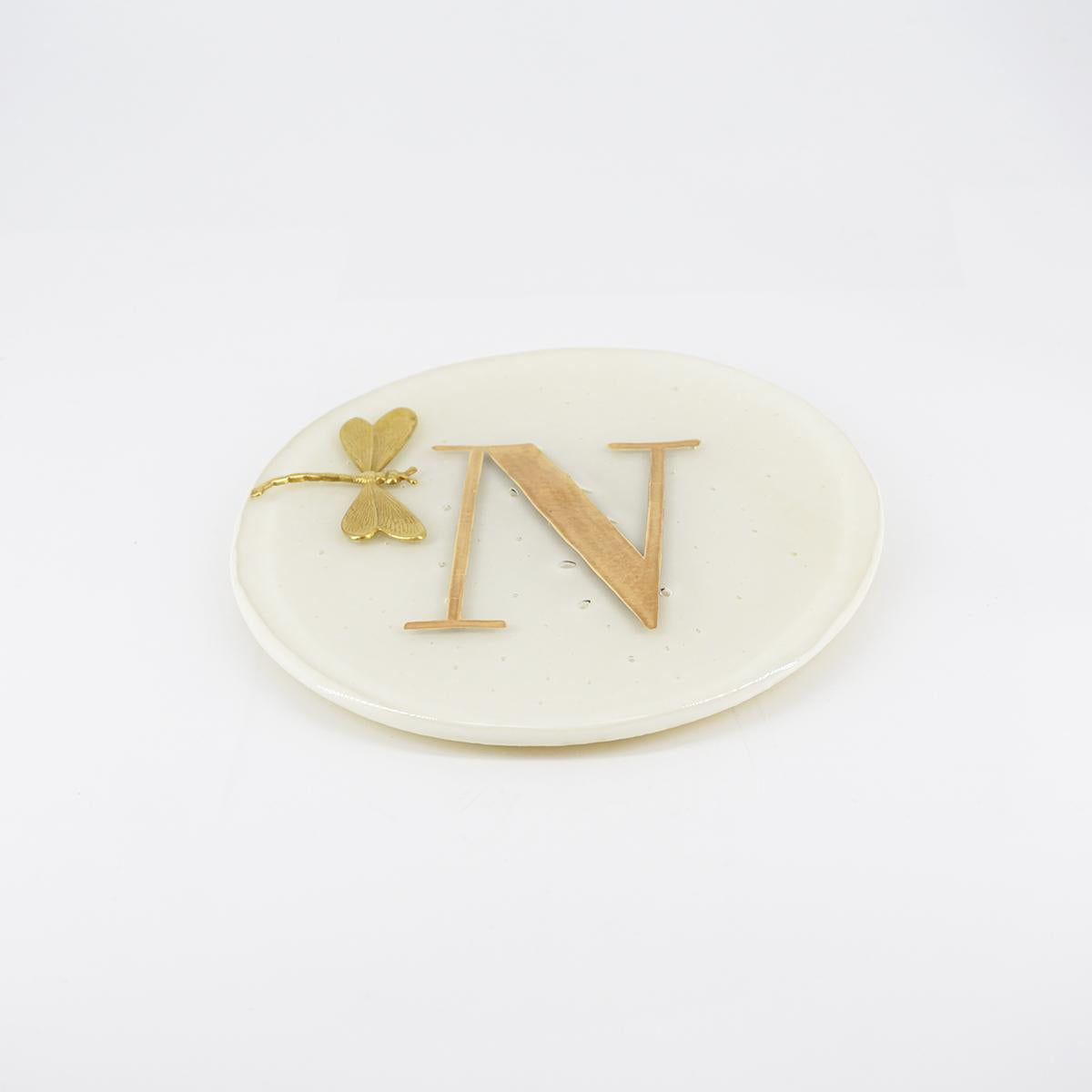 Piatto lettera e charm N AVORIO