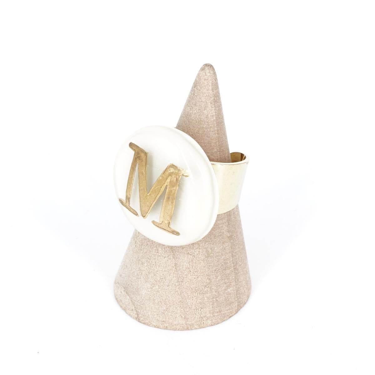 Anello lettera M avorio ANELLO LETTERA M AVORIO VETRO FUSO 