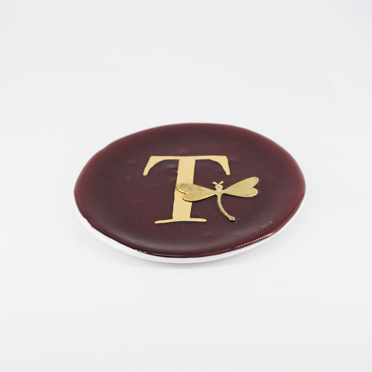 Piatto lettera e charm T PRUGNA