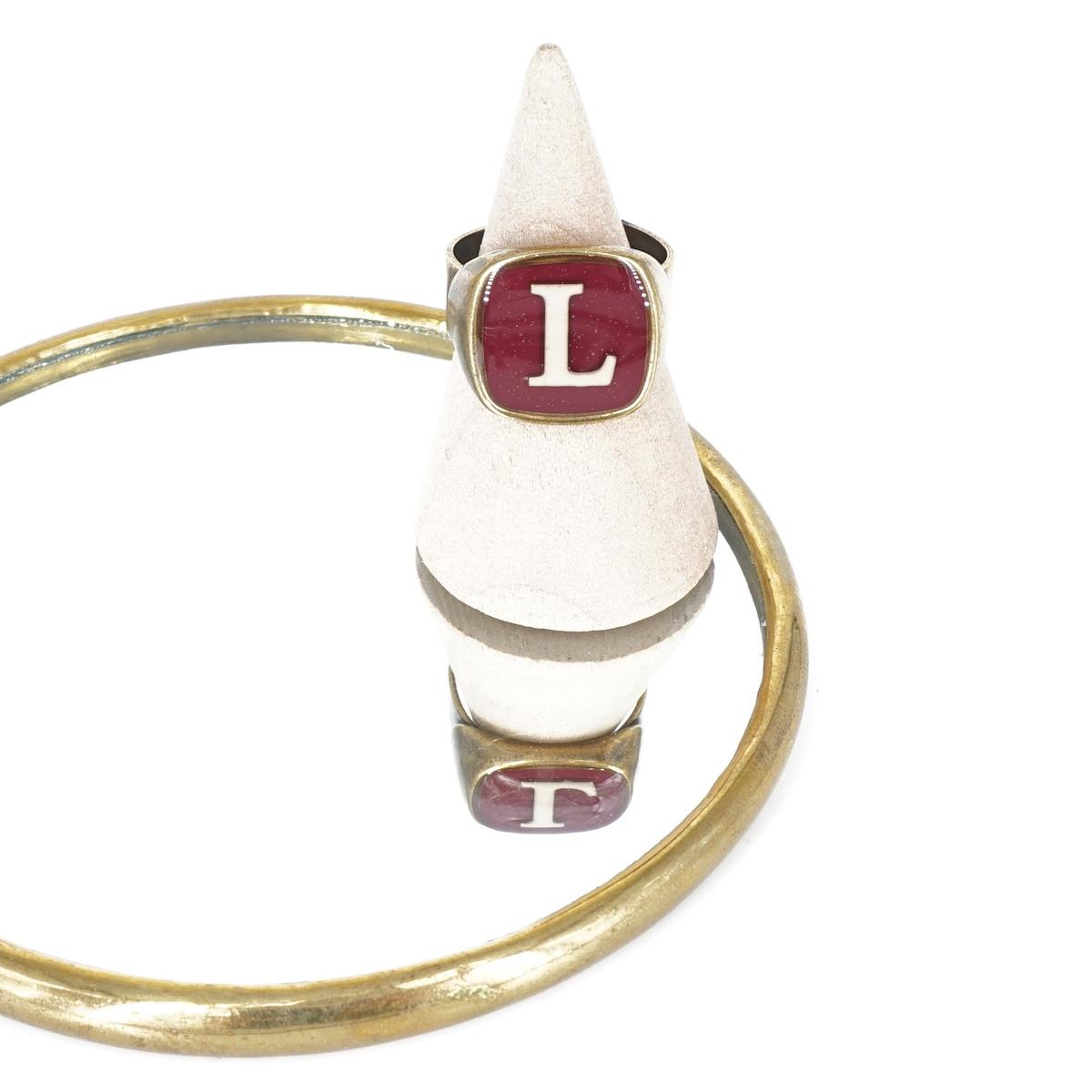 ANELLO LETTERA L BORDEAUX ANELLO LETTERA L BORDEAUX E AVORIO UNIQUE UNCONVENTIONAL DETAILS 