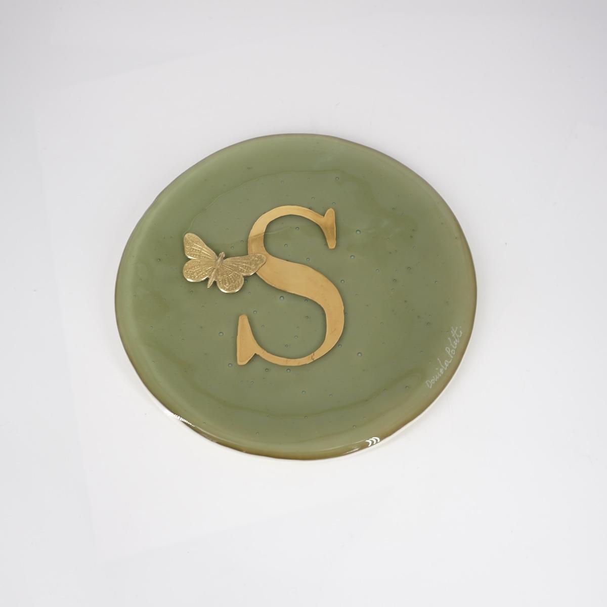 Piatto lettera e charm S SABBIA