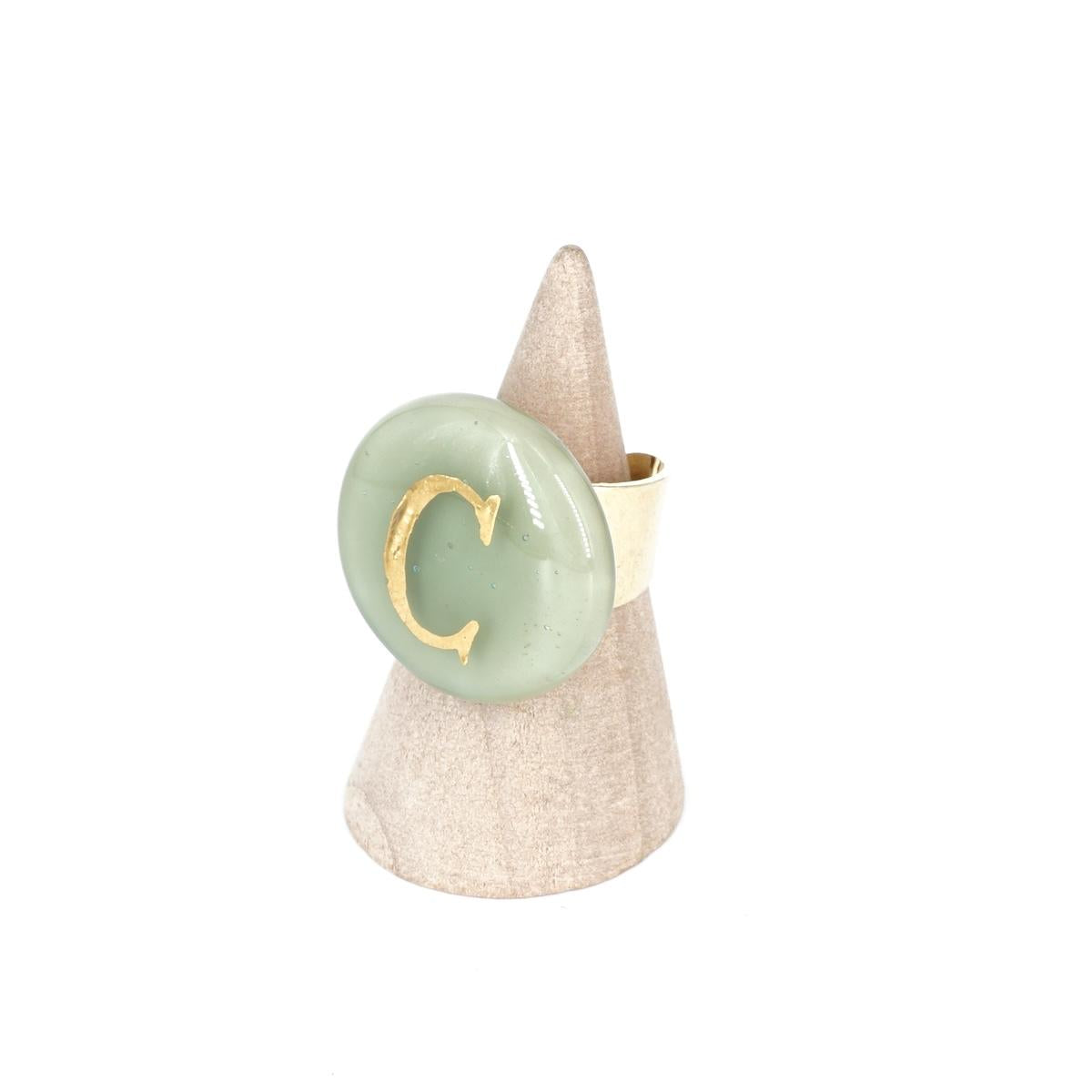 Anello lettera C sabbia chiaro ANELLO LETTERA C SABBIA CHIARO VETRO FUSO 