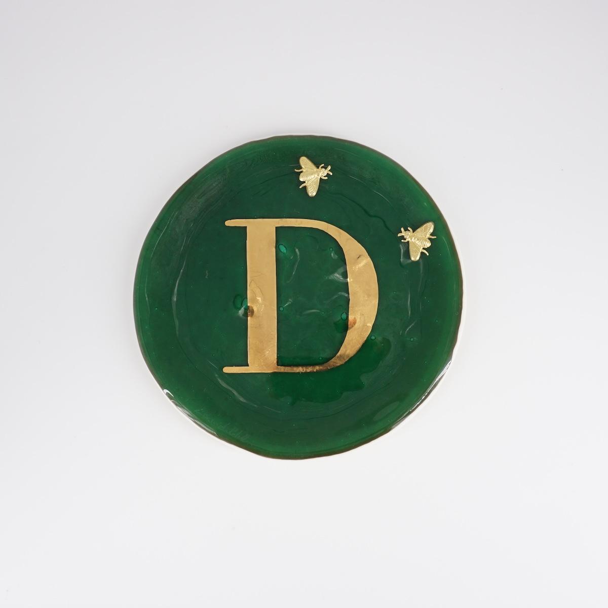 Piatto lettera e charm D GIADA