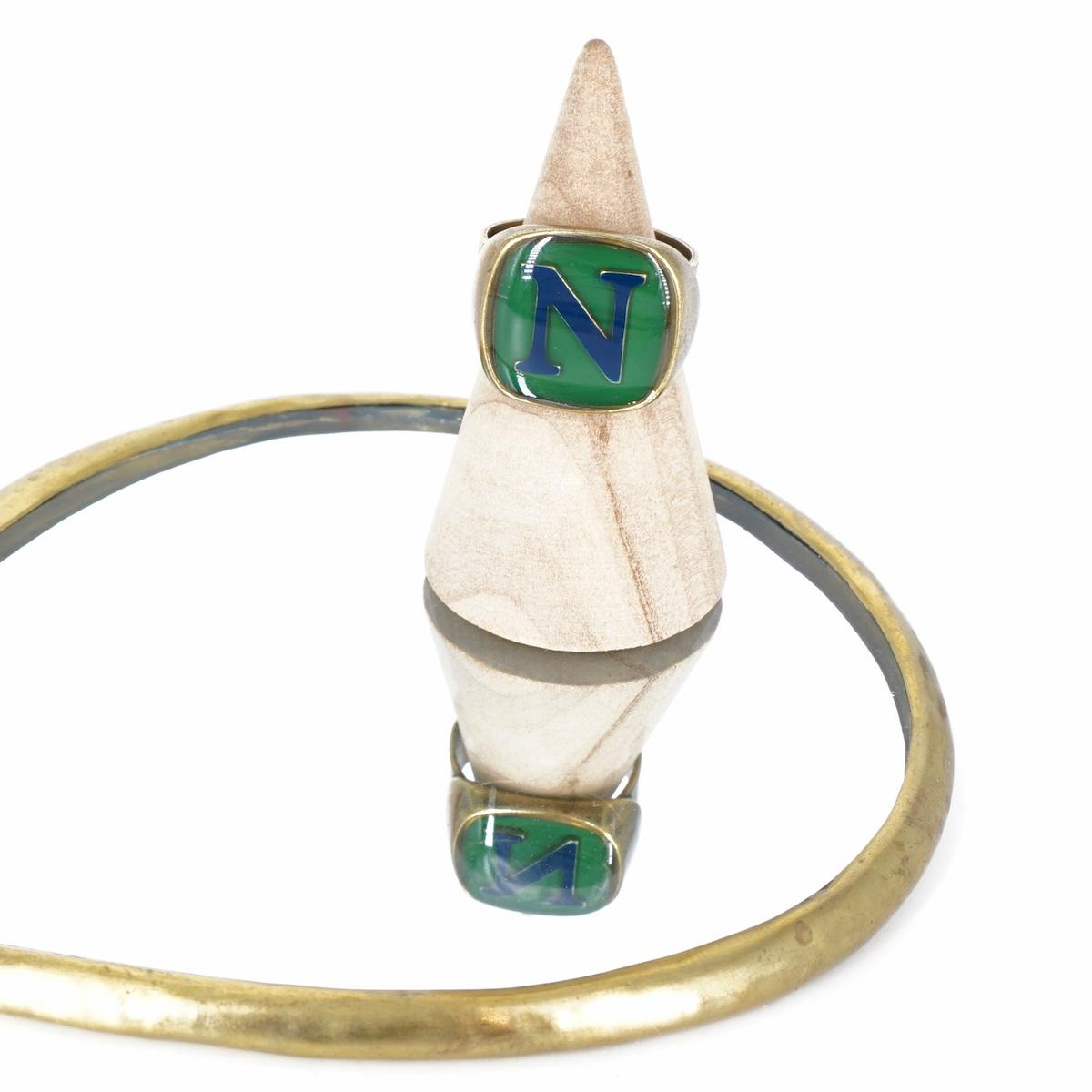 ANELLO LETTERA N VERDE ANELLO LETTERA N VERDE E BLU UNIQUE UNCONVENTIONAL DETAILS 