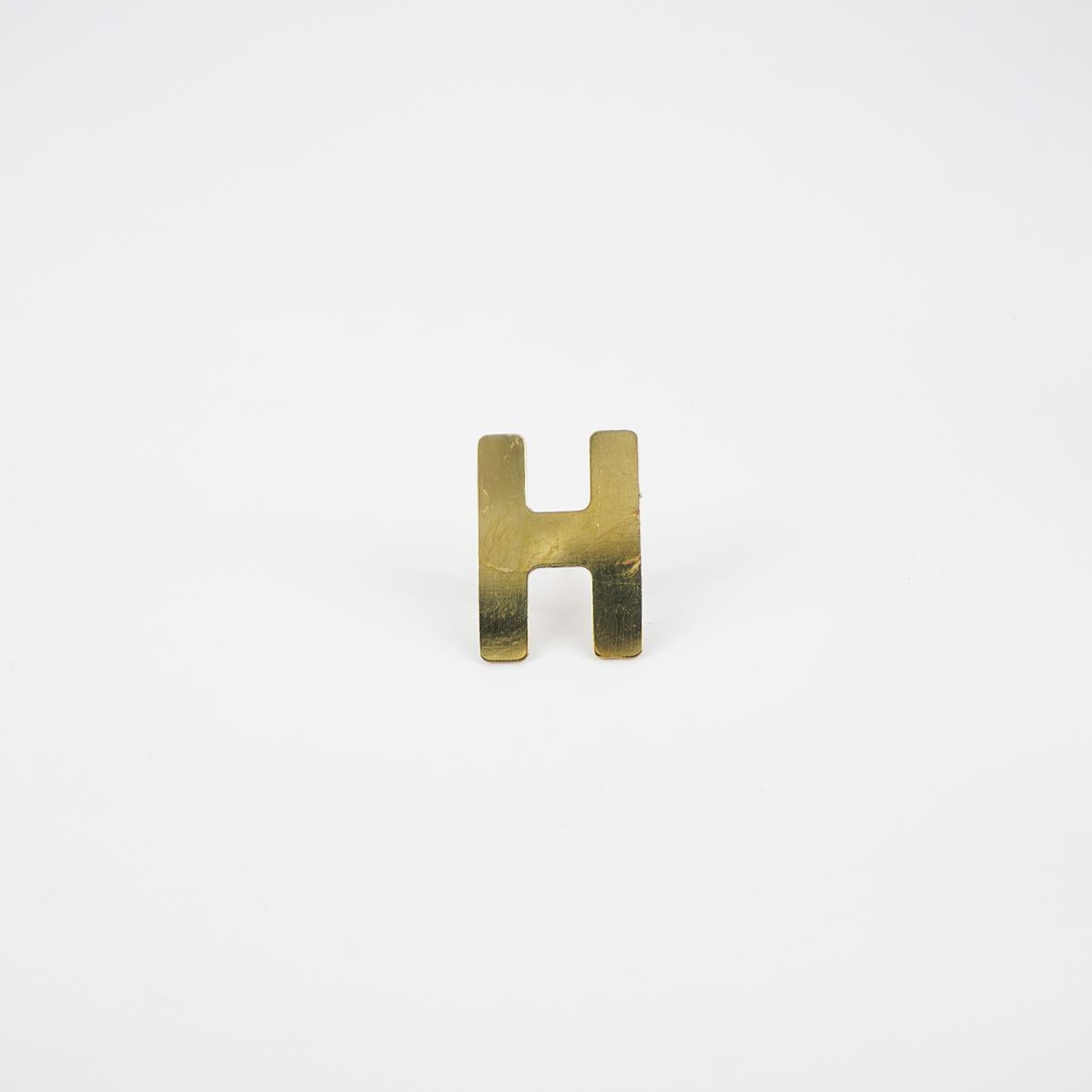Decorative nail letter H