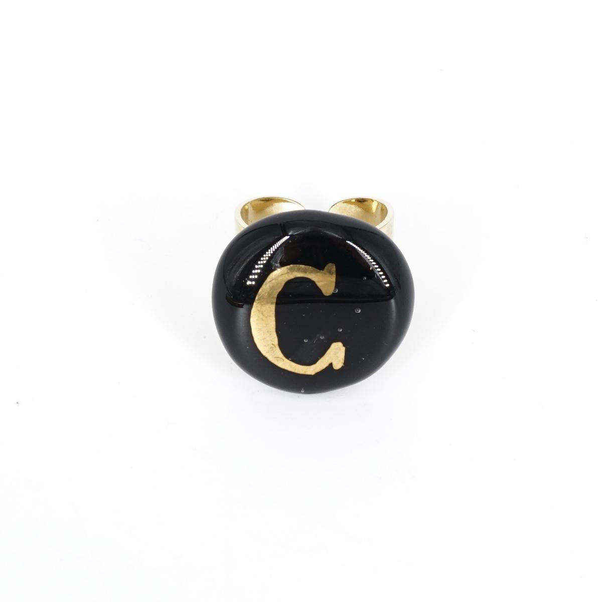 Anello lettera C nero ANELLO LETTERA C NERO VETRO FUSO 