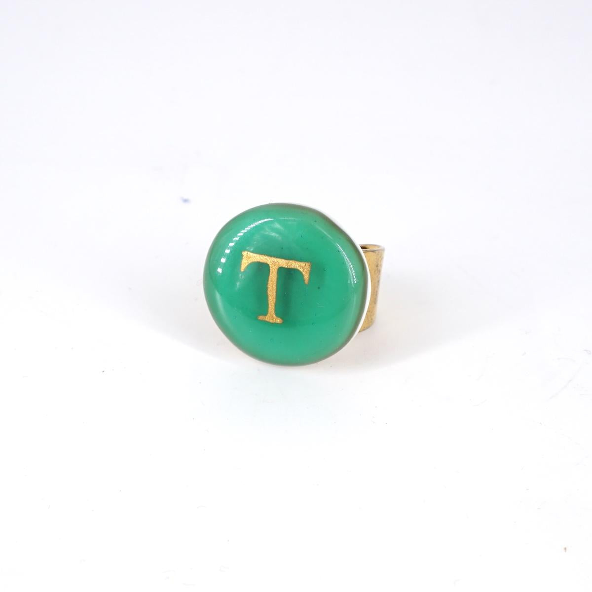 Anello lettera T giada chiaro ANELLO LETTERA T GIADA CHIARO VETRO FUSO 