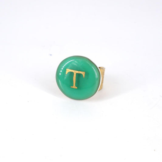 Anello lettera T giada chiaro ANELLO LETTERA T GIADA CHIARO VETRO FUSO 