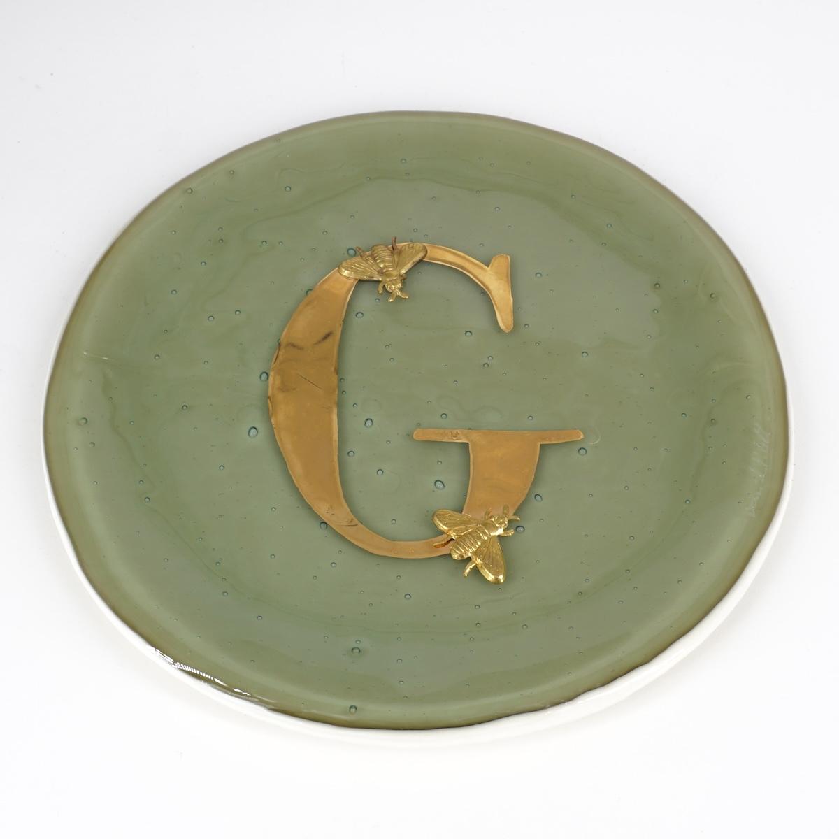 Piatto lettera e charm G SABBIA