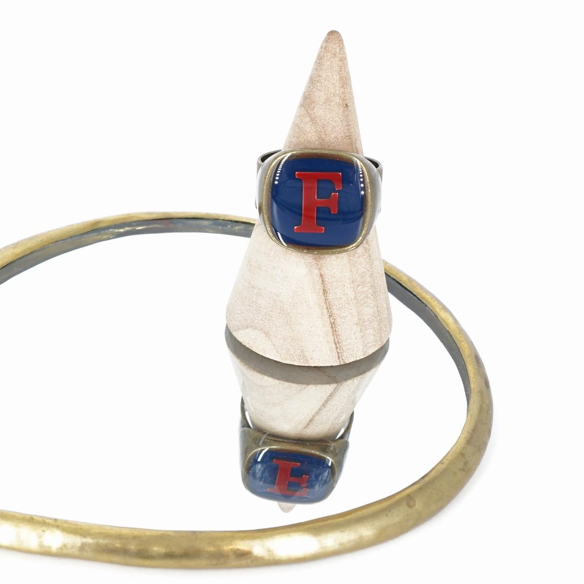 ANELLO LETTERA F BLU ANELLO LETTERA F BLU E ROSSO UNIQUE UNCONVENTIONAL DETAILS 