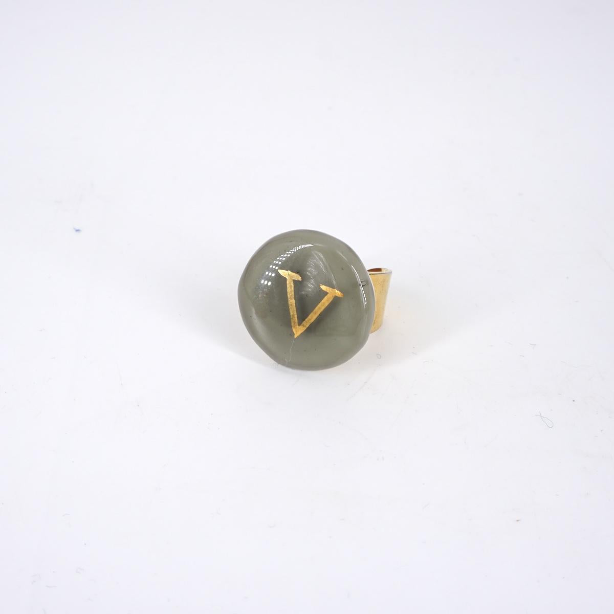 VETRO FUSO ANELLO LETTERAV GRIGIO