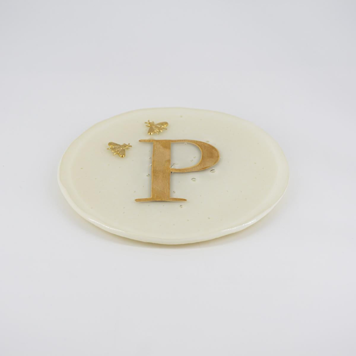 Piatto lettera e charm P AVORIO