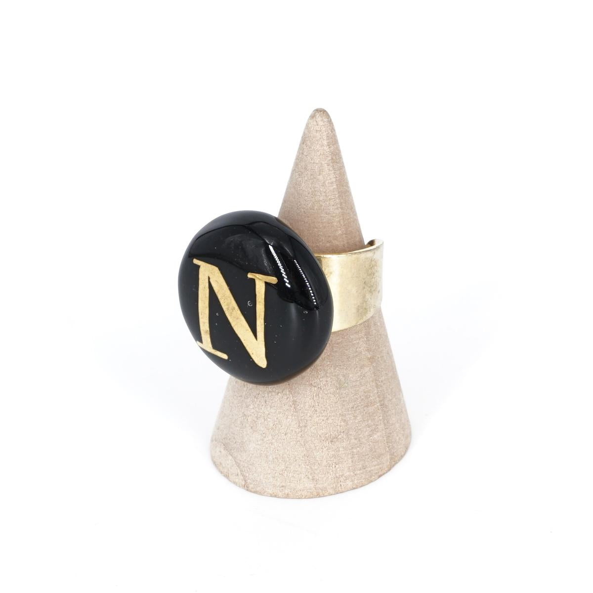 Anello lettera N nero ANELLO LETTERA N NERO VETRO FUSO 