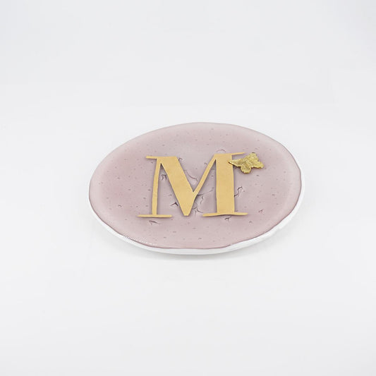 Piatto lettera e charm M ROSA<BR/> PIATTO LETTERA+CHARM M ROSA VETRO FUSO 