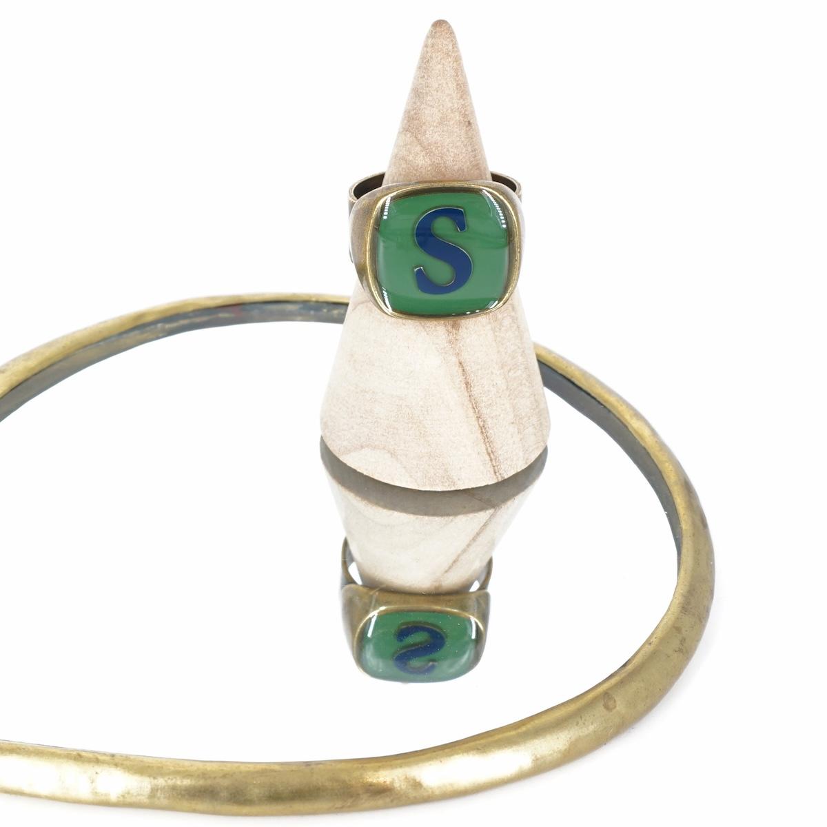 ANELLO LETTERA S VERDE ANELLO LETTERA S VERDE E BLU UNIQUE UNCONVENTIONAL DETAILS 
