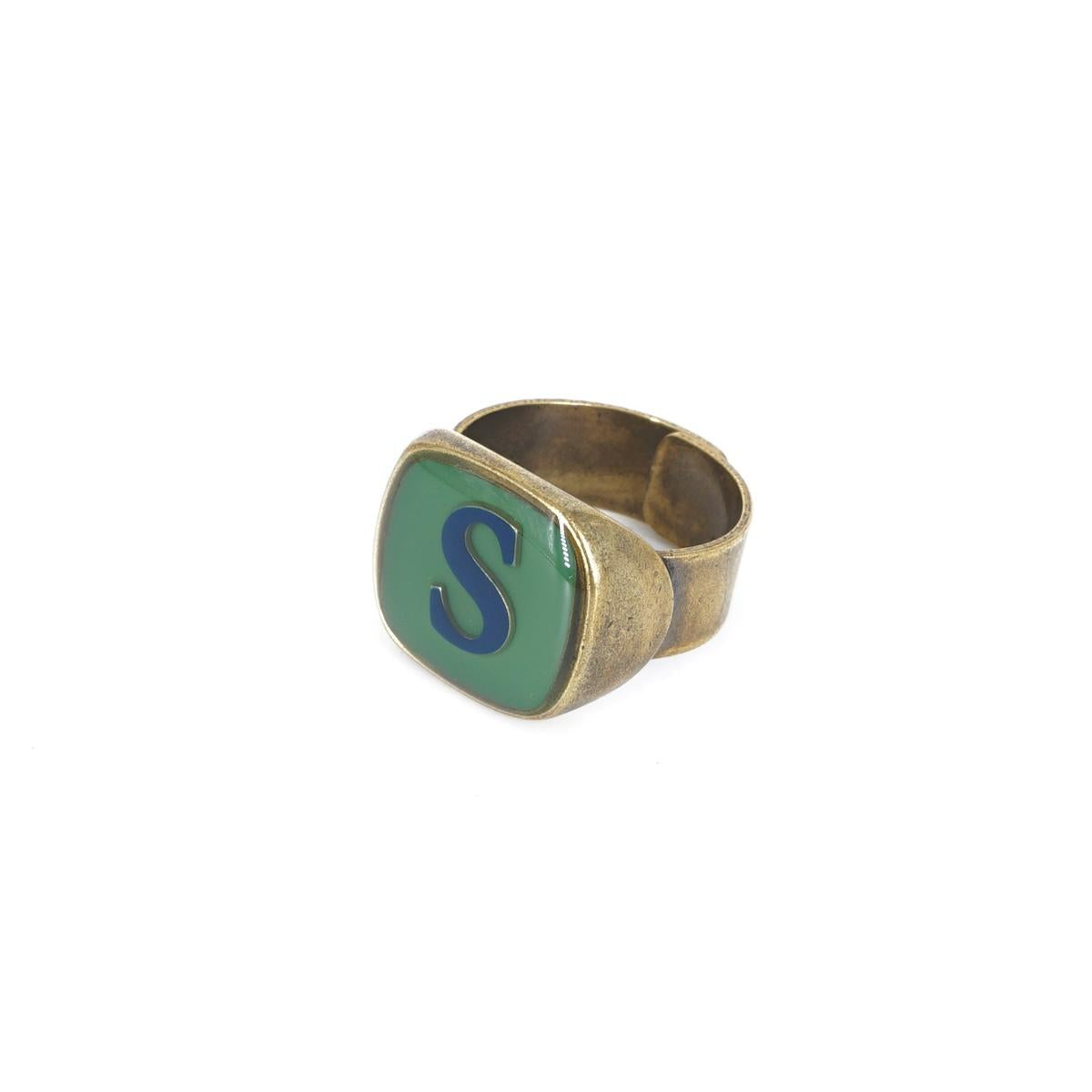 ANELLO LETTERA S VERDE ANELLO LETTERA S VERDE E BLU UNIQUE UNCONVENTIONAL DETAILS 