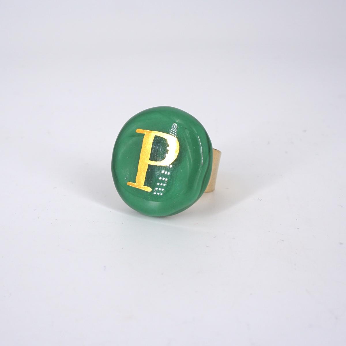 VETRO FUSO ANELLO LETTERAP GIADA CHIARO