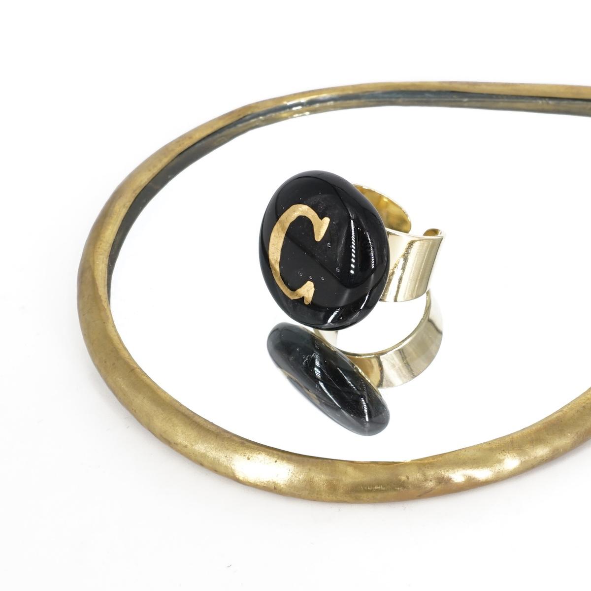 Anello lettera C nero ANELLO LETTERA C NERO VETRO FUSO 